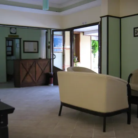 奥亚家庭套房酒店 库萨达斯