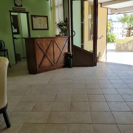 奥亚家庭套房酒店 库萨达斯